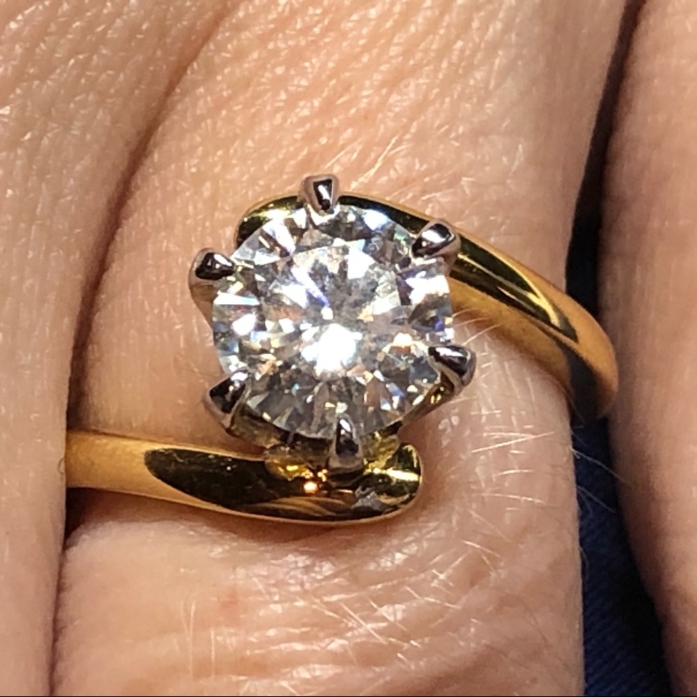 1.5ct D VVS1 Moissanite Ring - 14k gold plated over solid sterling silver - Picture 4 of 8